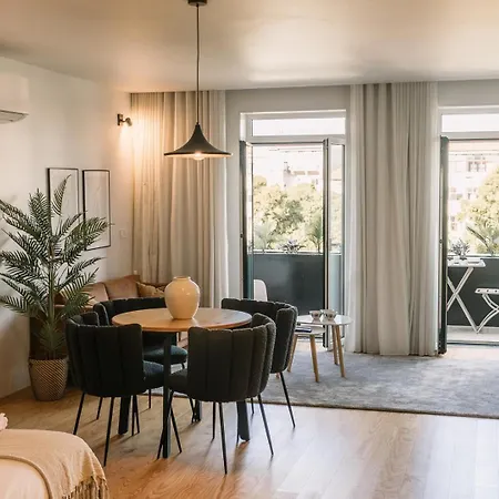 Spacious Loft W. Balcony In The Heart Of The Lägenhet Oporto