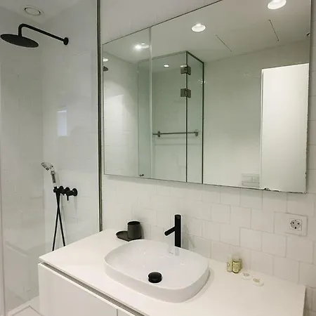 Spacious Loft W. Balcony In The Heart Of The Lägenhet Oporto
